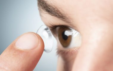 Como colocar lente de contato nos olhos da maneira correta