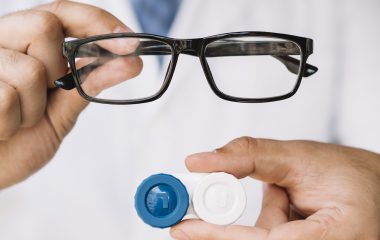 Óculos ou lentes de contato: o que escolher?
