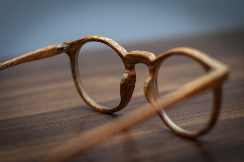Tipos de óculos: armação de madeira
