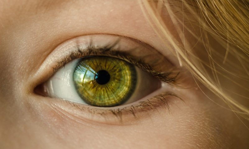 Olhos claros tem mais chence de apresentar fotofobia ou sensibilidade a luz