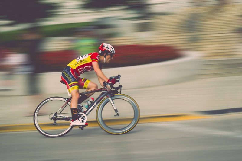 Ciclista usa óculos para esporte