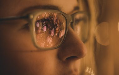 Como tirar arranhões de óculos: 5 mitos que podem estragar os acessórios