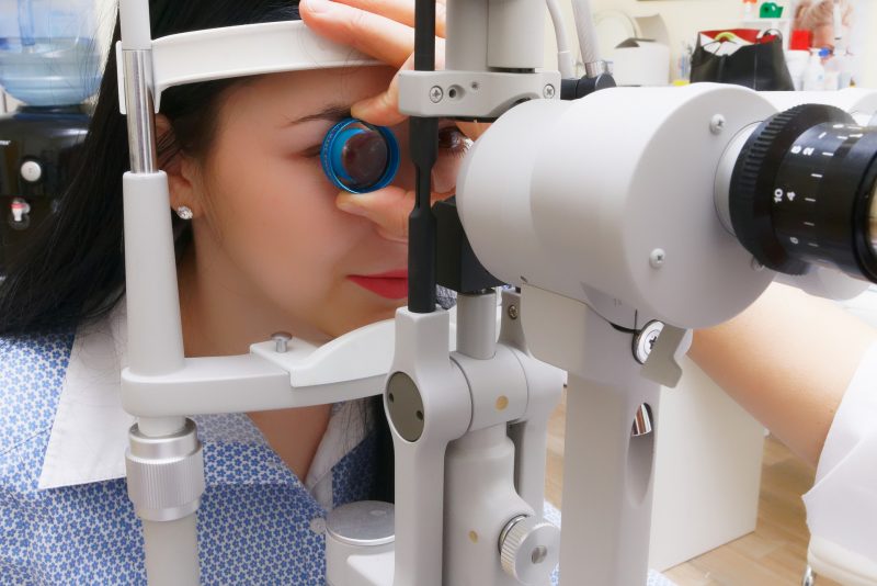 Mulher faz exame de vista no oftalmologista