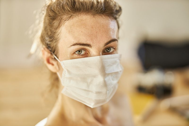 Mulher usa máscara de proteção contra Covid-19