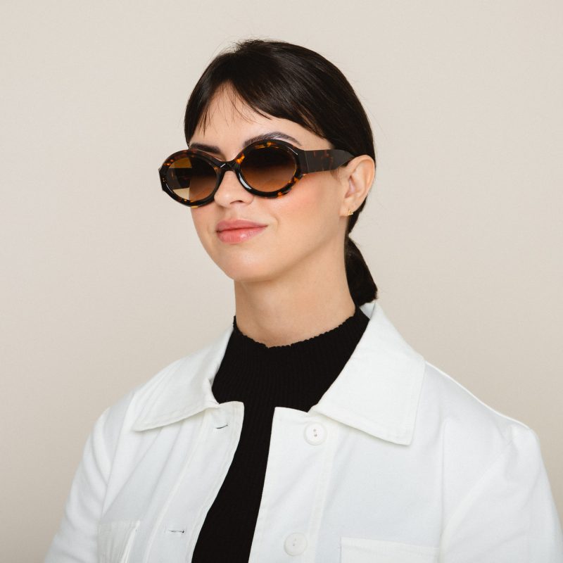 Mulher usa óculos LIVO Cora Solar