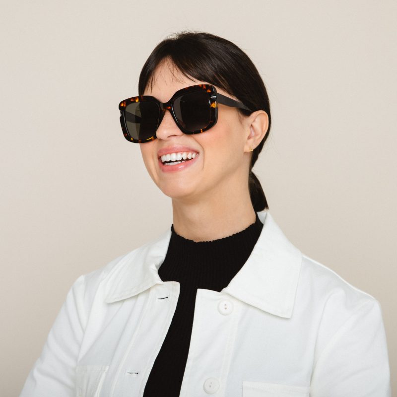 Mulher usa óculos LIVO Iris Solar