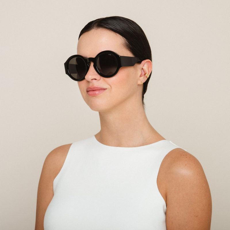 Mulher usa óculos LIVO Sofia Solar