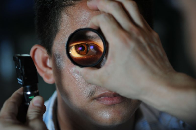 Exame oftalmológico detecta grau cilíndrico