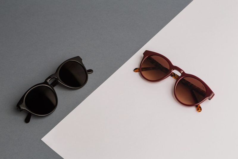Dois óculos de sol diferentes: como escolher