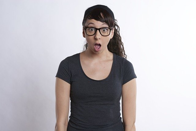 Menina surpresa com as frases engraçadas sobre quem usa óculos