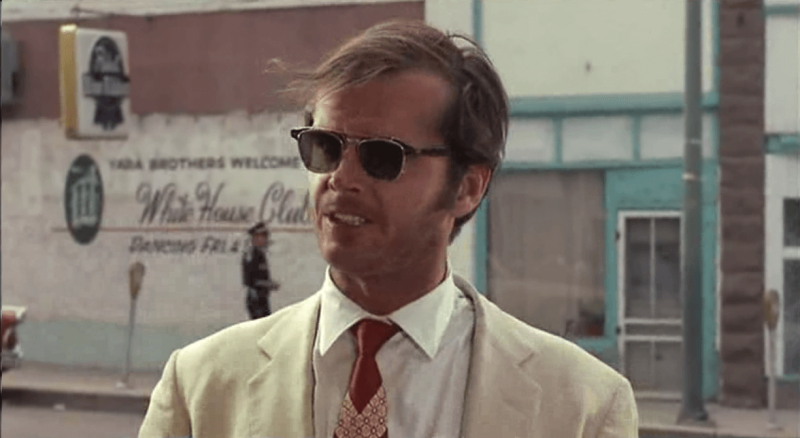 Jack Nicholson interpretando George Hanson com óculos clip-on