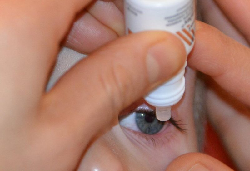 Médico mostra como usar colírio lubrificante nos olhos