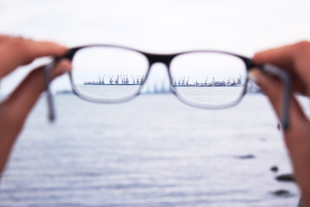 O que é o índice de refração das lentes de óculos de grau?