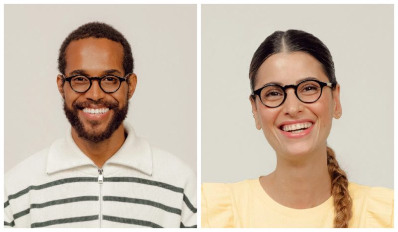 Homem e mulher usam óculos pequenos