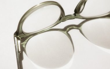 Como trocar as lentes dos óculos e aproveitar acessórios antigos 