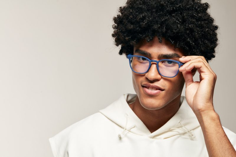Homem negro com cabelo black power usa óculos Berlim da LIVO