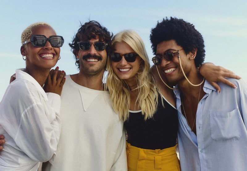 Grupo de amigos usam óculos de verão LIVO