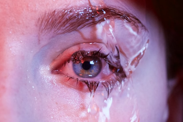 O que é quemose e por que parece uma bolha de água no olho?