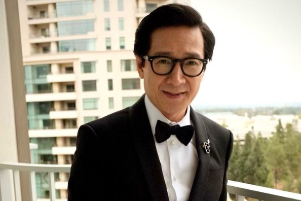 Ke Huy Quan usa óculos preto no Oscar 2023