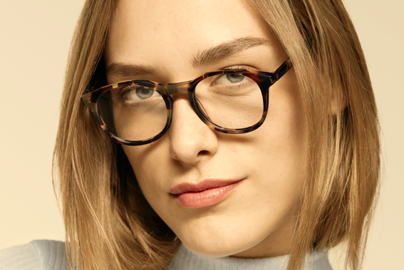 10 tipos de armação de óculos feminina para arrasar no look