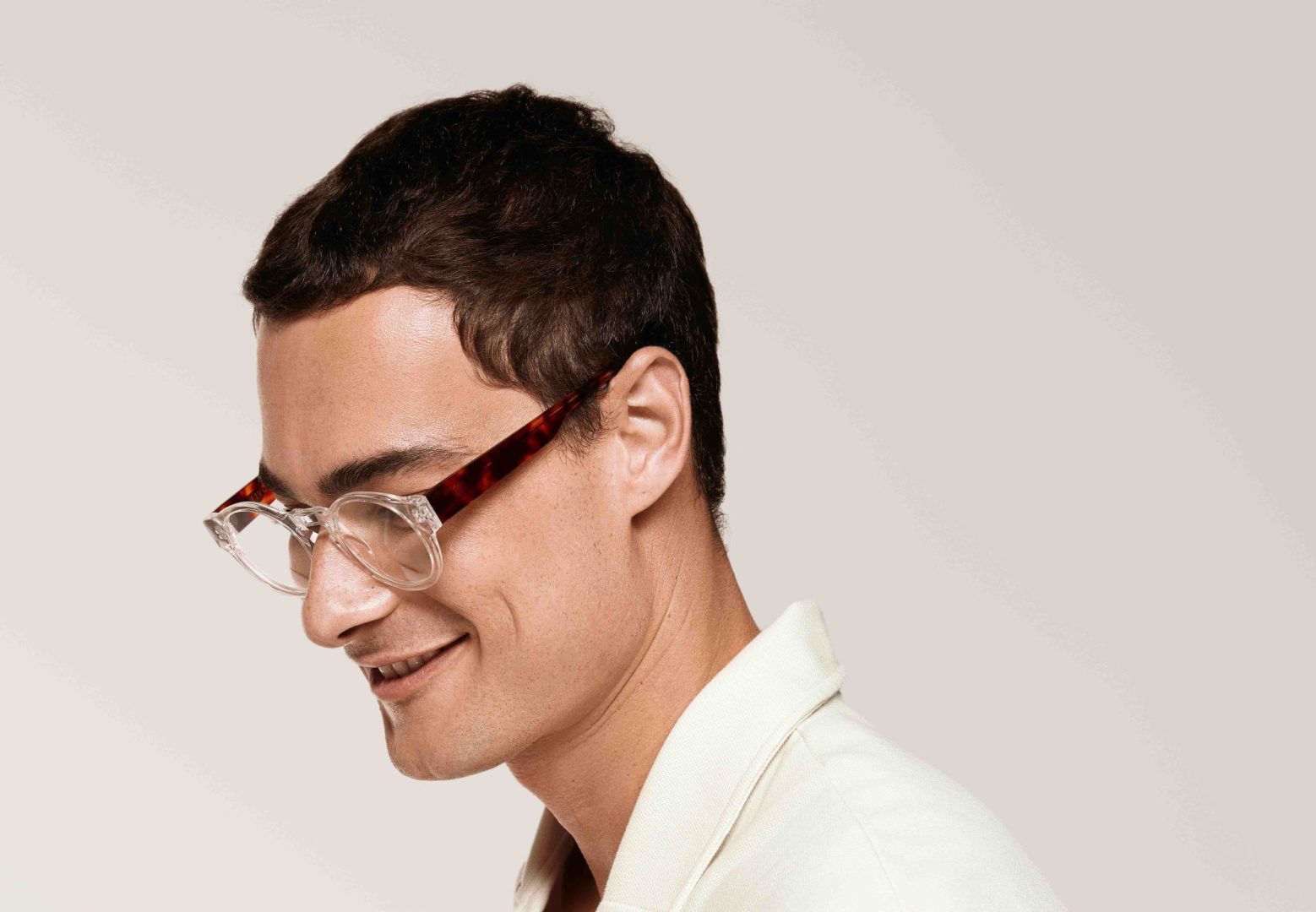 Homem usa óculos transparente com haste tartaruga