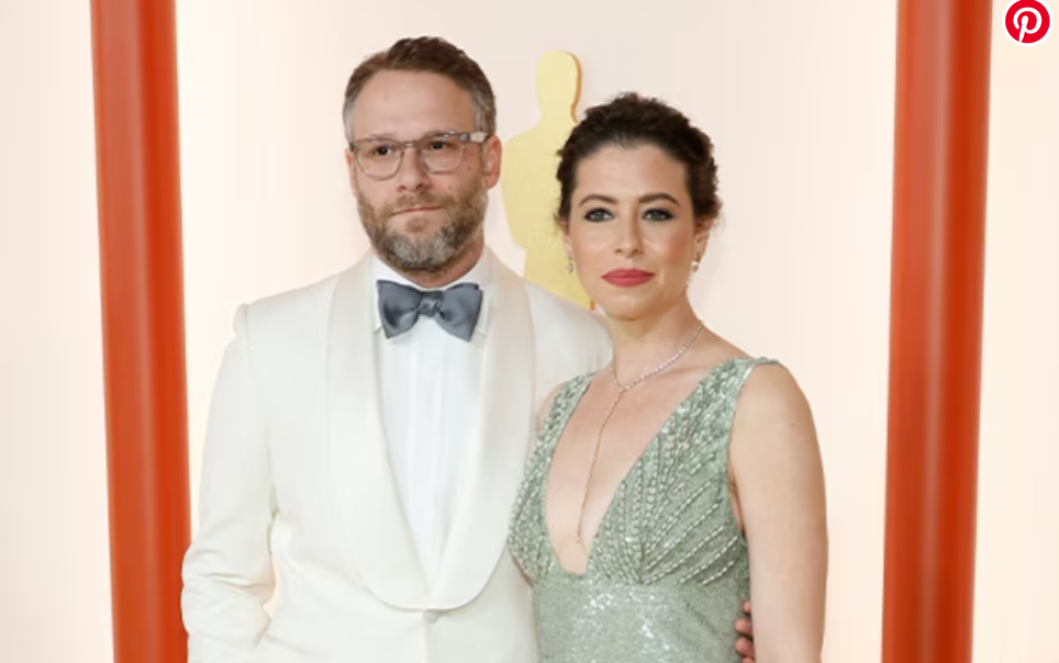 Seth Rogen usa óculos transparente no tapete vermelho do Oscar 2023