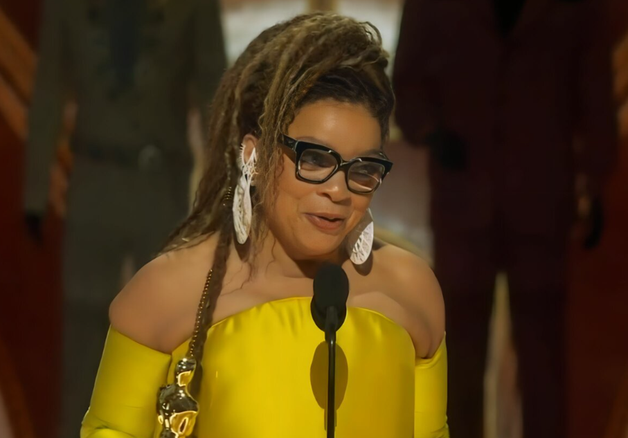 Ruth Carter usa óculos preto quadrado no Oscar 2023
