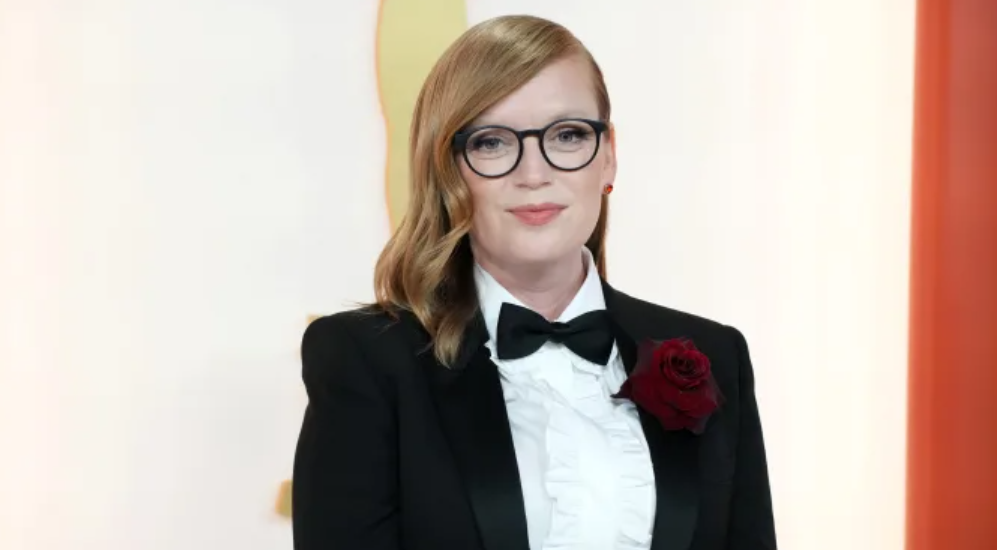 Sarah Polley usa óculos preto fino no oscar 2023
