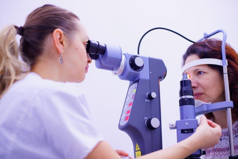 exame ocular realizado por oftalmologista - Image by Paul Diaconu from Pixabay
