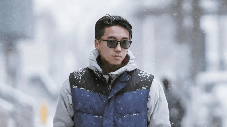 homem asiático de óculos escuros no inverno