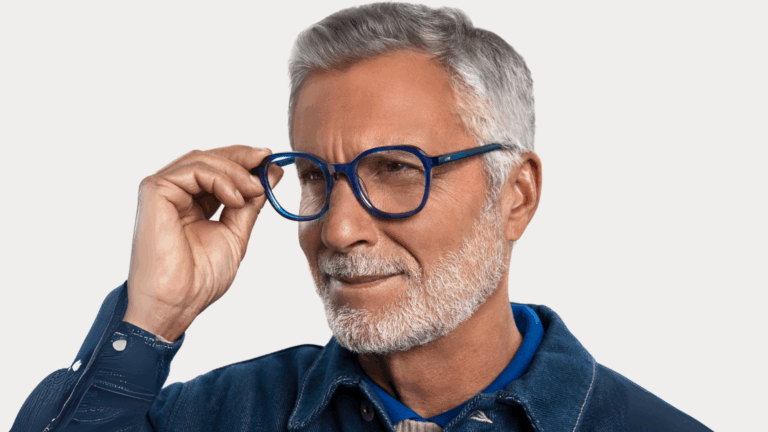 homem grisalho usando óculos de grau